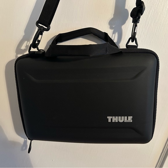 Thule Computers, Laptops & Parts Thule Gauntlet Macbook Pro Attach
